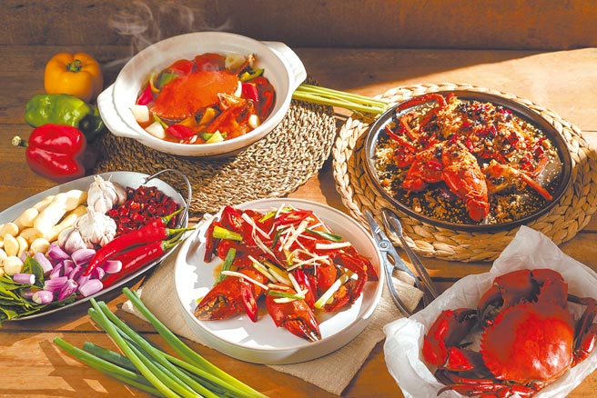 台南大员皇冠假日酒店推出「红色蟹逅 精采好丰味」主题料理，融合南洋风味与粤式风格，令老饕感到惊艳。图／台南大员皇冠假日酒店提供