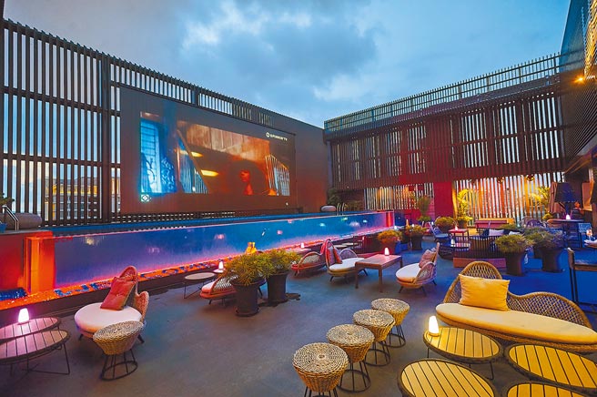 H2O水京栈国际酒店顶楼白天是水族箱式样全透明游泳池，晚上则华丽变身为泳池酒吧。图／业者提供