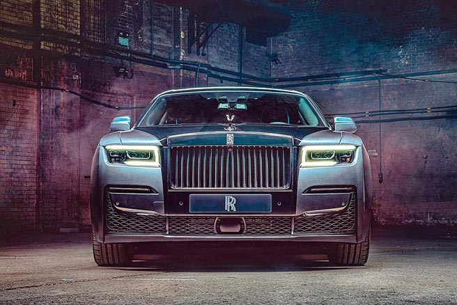 全新Black Badge Ghost，它不仅秉承Ghost「以约驭博」的设计理念，更以神秘的玄色放大其深邃的个性，这款车是劳斯莱斯迄今为止技术最为先进的车型，亦可谓劳斯莱斯品牌史上最为纯粹的Black Badge车型。图／劳斯莱斯汽车提供
