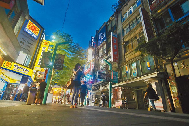 各國跳電頻傳，造成巨大經濟損失。美國麻省理工學院核工系教授布吉諾直言，核電是穩定且可調度的低碳排電力，適合作為基載，是最好的發電方式。圖為今年5月13日全台緊急分區輪流停電，造成台北市西門町內一條街兩樣情。（本報資料照片／杜宜諳攝）