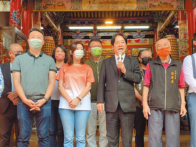 台中第二選區立委即將補選，民進黨推派林靜儀（左二）參選，圖為副總統賴清德（右二）與林靜儀參拜大肚區萬興宮媽祖。（林欣儀攝）