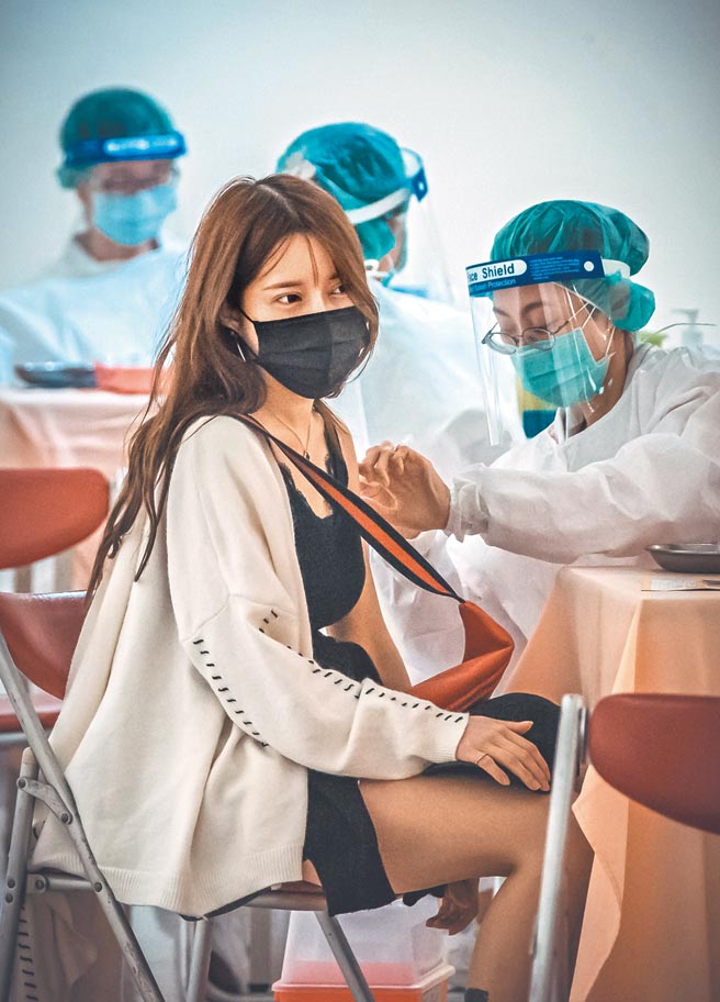 疫情指揮中心昨宣布，AZ及BNT兩款疫苗皆可不透過疫苗預約平台，直接到醫院預約施打。圖為民眾日前到中正紀念堂注射疫苗。（本報資料照片）