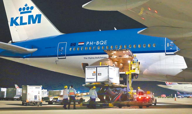 我方自购的第13批59.4万剂AZ疫苗6日晚间运抵桃园机场，班机停妥后地勤人员将装载疫苗的冷冻货柜卸下。（范扬光摄）