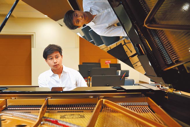 钢琴家林易认为，音乐之外关注更多不同的领域，能让世界变得辽阔。（黄世麒摄）