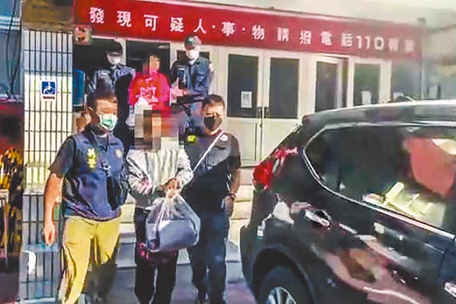 林男（前）和陳女（後）涉嫌不當管教致2歲兒子死亡後埋屍，警方依殺人等罪嫌移送苗栗地檢署。（民眾提供／羅浚濱苗栗傳真）