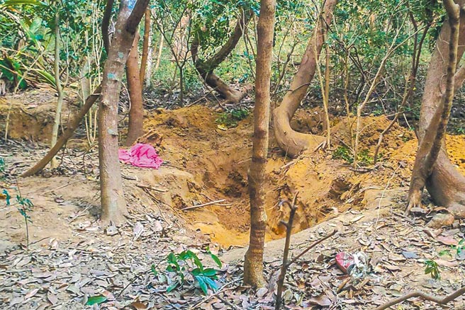 检警在竹南科学园区附近的偏僻树林内，挖掘出2岁男童的尸骨。（民眾提供／罗浚滨苗栗传真）