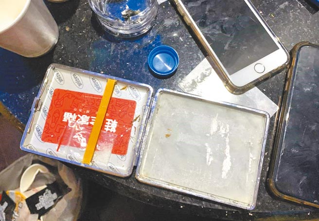 高雄洪姓男子与女友5日深夜投宿摩铁，6日中午遭房务人员发现陈尸浴缸，桌上留有疑似毒品的粉末夹链袋和K盘。（高市鼓山警分局提供／袁庭尧高雄传真）