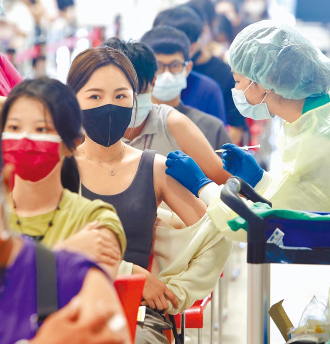 疫情指挥中心本月将开放民眾混打AZ+mRNA疫苗。图为民眾正在接种疫苗。（本报资料照片）