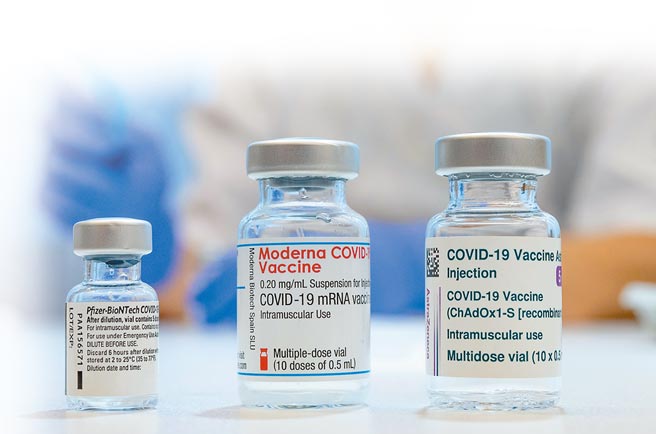 BNT、莫德纳、AZ疫苗。    （路透）