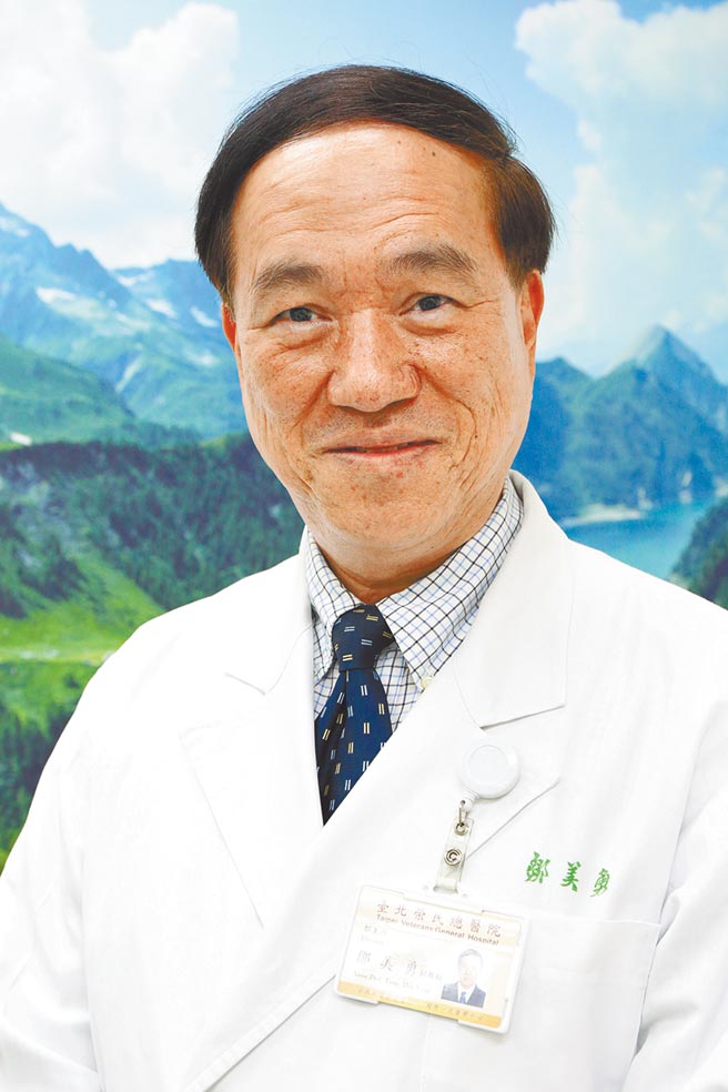 台灣麻醉醫學會理事長鄒美勇35年前不顧家人反對，投入冷門又高壓的麻醉科，他說至今沒有後悔。（鄒美勇提供）