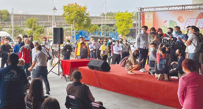 台北市長柯文哲（右邊舞台中）6日在環南市場接受媒體聯訪過程中，突然有名廚師（圖左著黃領巾廚師帽者）不爽現場人員請他站到一邊去，大聲咆哮三字經，令柯文哲與記者們都停下來側目。（張穎齊攝）