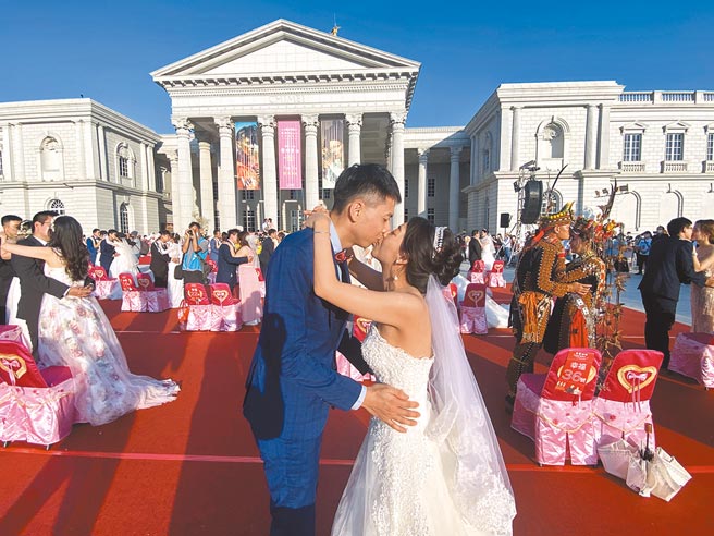 台南市政府2021联合婚礼6日下午在奇美博物馆举行，39对新人接受市长黄伟哲证婚后拥吻。（曹婷婷摄）