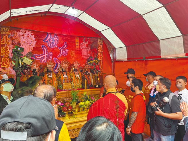 财团法人北港朝天宫举办「慈悲列车环岛除灾祈福之旅」，6日首站抵达板桥火车站。（叶书宏摄）
