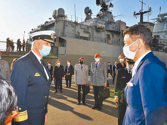 德國巡防艦「巴伐利亞號」近期停靠在東京的港口，日本防衛大臣岸信夫（右）登艦考察。這是德國軍艦時隔約20年，再次在日本靠港。（摘自岸信夫推特）
