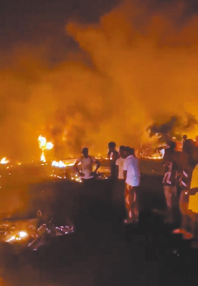 狮子山共和国首都发生严重油罐车事故，传已有上百人丧生。（图／取自推特）