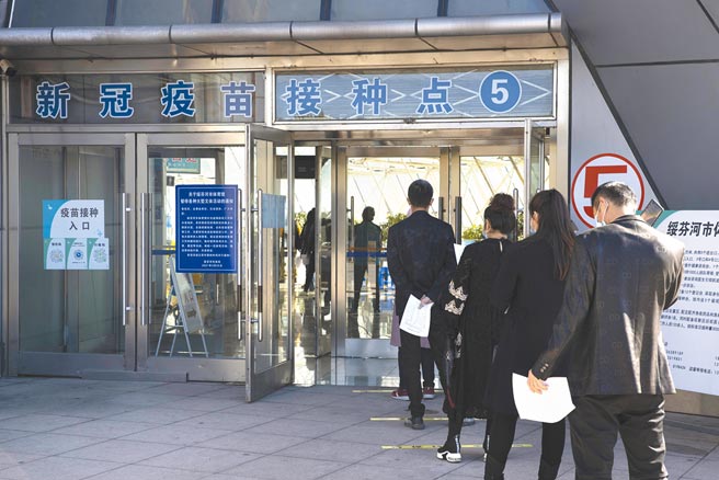 锺南山透露自己已接种第三剂新冠疫苗，并直言「非常有其必要性」。图为10月中旬，黑龙江省绥芬河市民眾排队接种第三剂疫苗。（新华社）