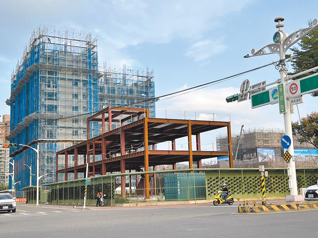 桃园市桃园区春日路46年前以移灵为由徵收铺路却未付钱过户，如今地主凋零，儿女继承却得面临高额遗产税，尤其小桧溪重画路段地价水涨船高，后代甚至得借钱还税。（蔡依珍摄）