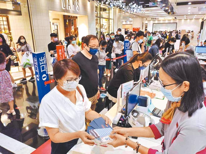 高雄百貨周年慶大戰近期打得火熱，加上高雄券助攻，創造驚人吸客效應。（高市經發局提供／柯宗緯高雄傳真）