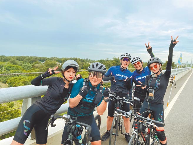 《飢餓》主持群峮峮(左起)、王仁甫、許孟哲、孫協志、「豆花妹」蔡黃汝熱血挑戰5周年特企。（中視提供）