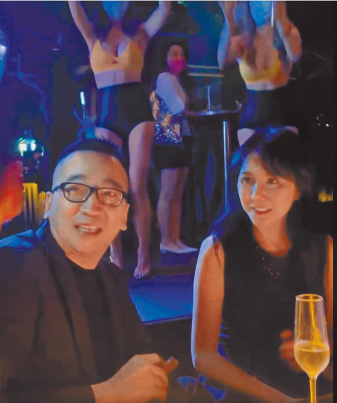 吳宗憲Po出的影片中，出現洪曉蕾（右）和王世均夫妻。（摘自臉書）飲酒過量有害健康