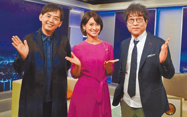 蔣三省（右）和黃子佼（左）與《台灣名人堂》主持人侯乃榕相見歡。（台視提供）