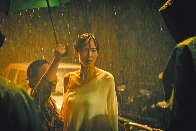 張鈞甯寒夜素顏拍攝淋雨戲，為《誰在你身邊》導演何潤東兩肋插刀。（HBO GO提供）