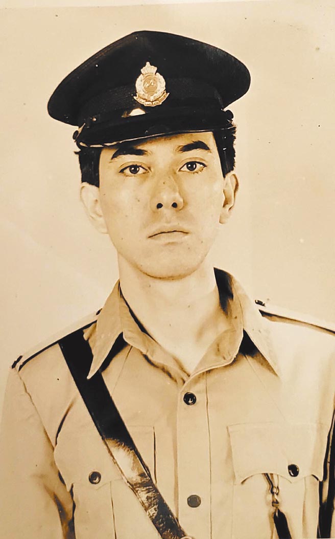 中英混血的黃秋生年輕時外型帥氣。（摘自臉書）