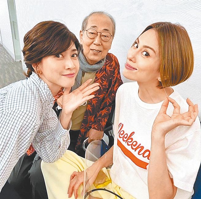 米仓凉子（右）与《派遣女医》10年老班底私交甚笃。（摘自推特）