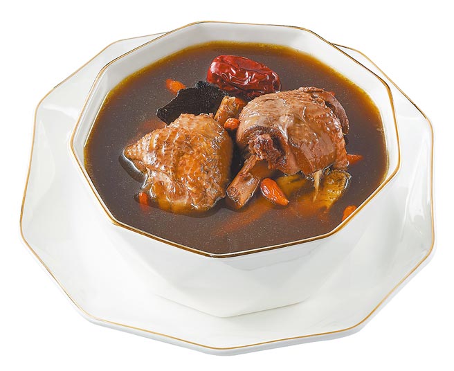 全联美味堂帝王首乌炖鸡盅700g，169元。（全联提供）