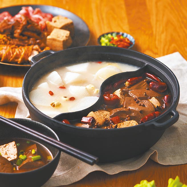 city’super「贾以食日经典火锅汤底」，11日起于復兴店周年庆开卖，每组479元。（city’super提供）