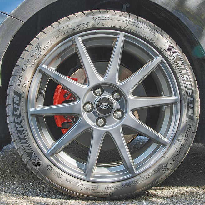 德製ST Edition旋壓輕量性能鋁圈可減輕四輪重量達8kg，賦予車輛更優異的操駕表現。（陳大任攝）