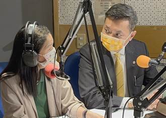 永慶房屋協理上廣播跟聽眾分享房仲業的進步和優勢