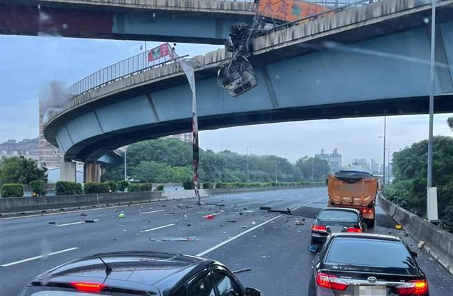 國1彰化出口，大貨車撞護欄車頭懸掛橋樑。（照片來源：記者爆料網）