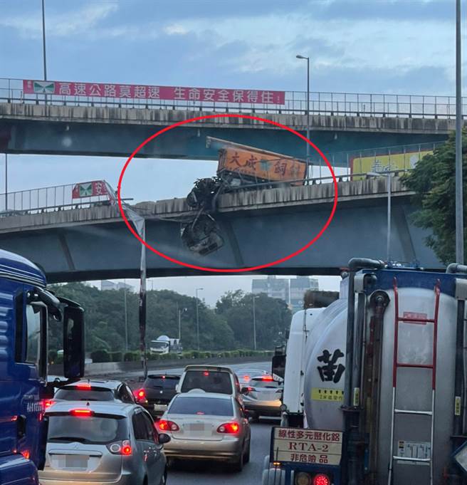 國1彰化出口，大貨車撞護欄車頭懸掛橋樑回堵2公里。（照片來源：記者爆料網）