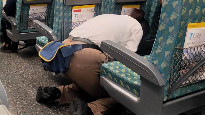 一名高铁清洁人员在车厢内，向一排排的乘客道歉，双脚成跪膝姿势，原来是有乘客打翻饮料，令不少网友怒批「第一时间打翻别再装死」。（图／翻摄自爆废公社）