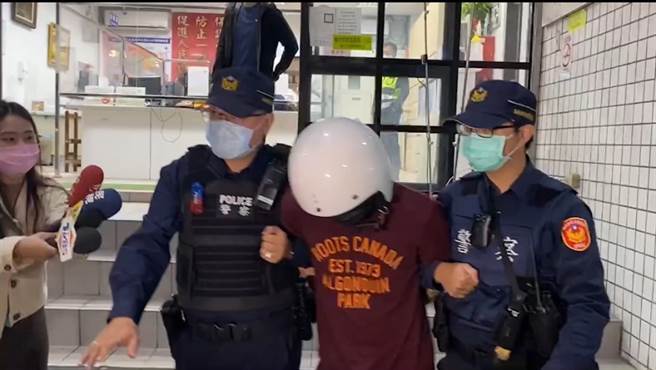 蔡姓槍手帶著槍枝到泰山分駐所投案，自稱是自己心情不好，為了洩憤才會開槍，不過警方對投案者的說法存疑，目前初步調查疑似為兩名知名地方人士因蓋房有千萬債務糾紛。(警方提供)