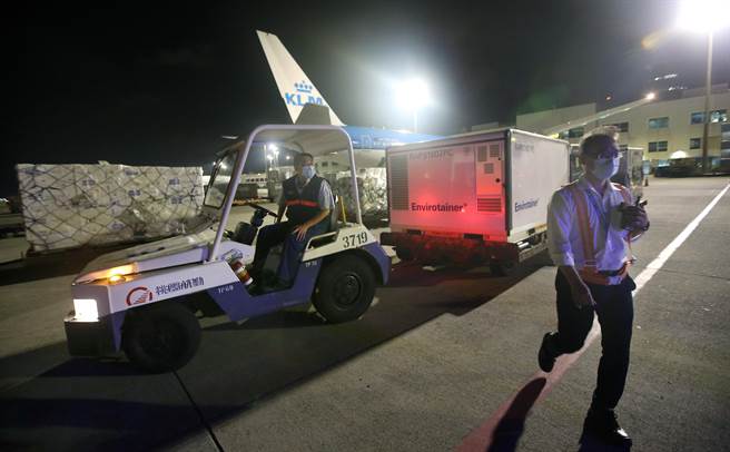台湾自购的第13批59.4万剂AZ疫苗6日晚间运抵桃园机场，图为班机停妥后地勤人员将装载疫苗的冷冻货柜卸下。（范扬光摄）