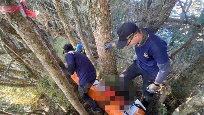 一名國防醫學院蔡姓男大生，和2名友人今單攻中橫四辣之一的羊頭山，卻不慎在3.7K處滑落70米深邊坡，救難人員趕赴現場時，已失去呼吸心跳，最後由空勤出動直升機將其吊掛下山送醫。（花蓮縣消防局提供／羅亦晽花蓮傳真）