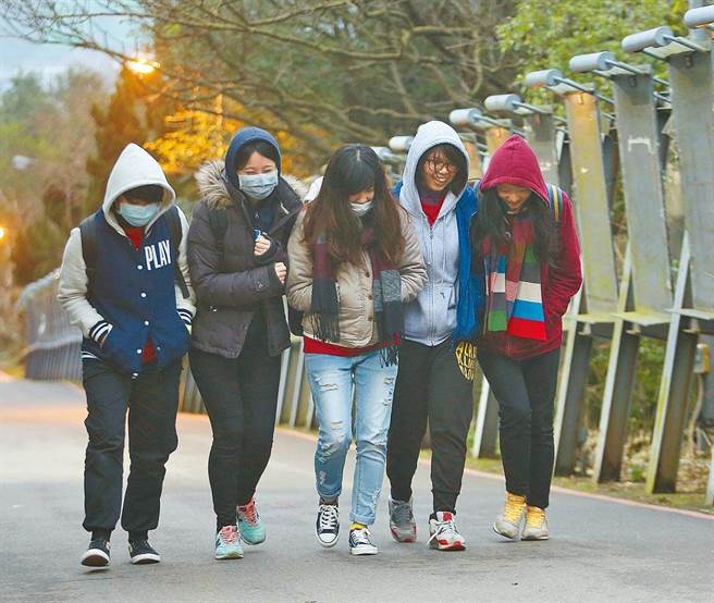 氣象專家吳德榮表示，今天北台灣氣溫一路下滑，越晚越冷，北部從上午20度，今晚驟降至14度。(本報資料照)