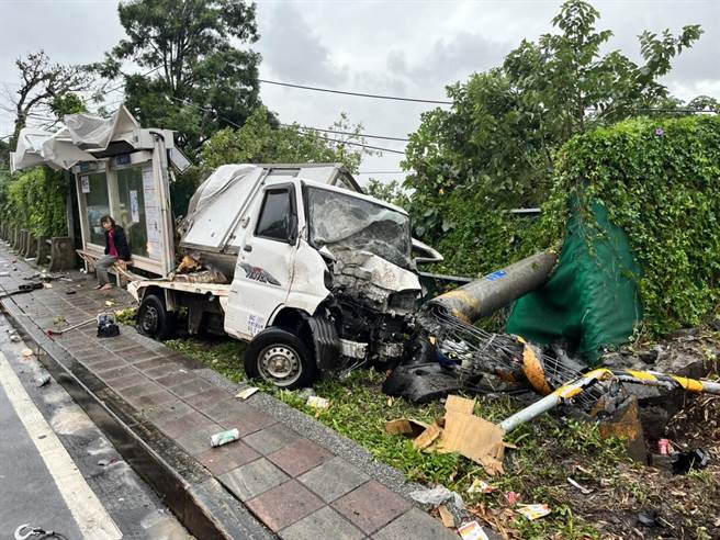被波及的小货车驾驶伤势较重，警消到场时意识不清现已送医救治。（图／李文正翻摄）