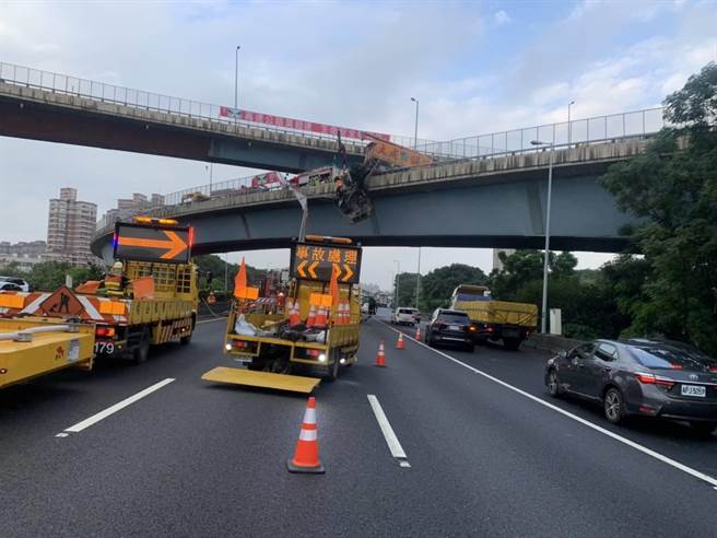一辆饲料车今天清晨失控衝撞国道彰化系统交流道北向出口护栏后，驾驶受困在变形的车头，高悬在联络道半空中，国道一号来往驾驶都能看到惊悚画面，所幸最后驾驶幸运获救。（国道警方提供／谢琼云彰化传真）