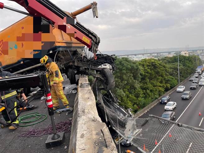 一辆饲料车今天清晨失控衝撞国道彰化系统交流道北向出口护栏后，驾驶受困在变形的车头，高悬在联络道半空中，国道一号来往驾驶都能看到惊悚画面，所幸最后驾驶幸运获救。（国道警方提供／谢琼云彰化传真）