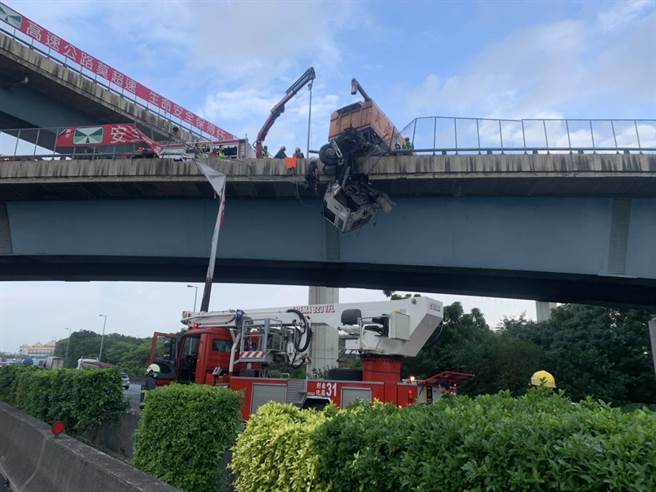 一辆饲料车今天清晨失控衝撞国道彰化系统交流道北向出口护栏后，驾驶受困在变形的车头，高悬在联络道半空中，国道一号来往驾驶都能看到惊悚画面，所幸最后驾驶幸运获救。（国道警方提供／谢琼云彰化传真）