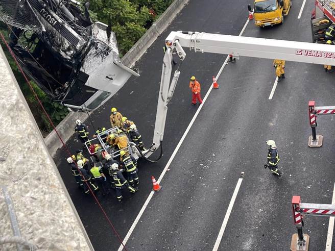 一辆饲料车今天清晨失控衝撞国道彰化系统交流道北向出口护栏后，驾驶受困在变形的车头，高悬在联络道半空中，国道一号来往驾驶都能看到惊悚画面，所幸最后驾驶幸运获救。（国道警方提供／谢琼云彰化传真）