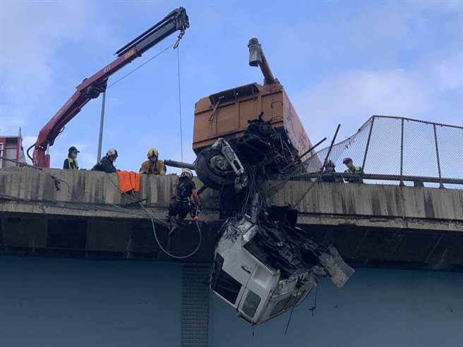 一辆饲料车今天清晨失控衝撞国道彰化系统交流道北向出口护栏后，驾驶受困在变形的车头，高悬在联络道半空中，国道一号来往驾驶都能看到惊悚画面，所幸最后驾驶幸运获救。（国道警方提供／谢琼云彰化传真）