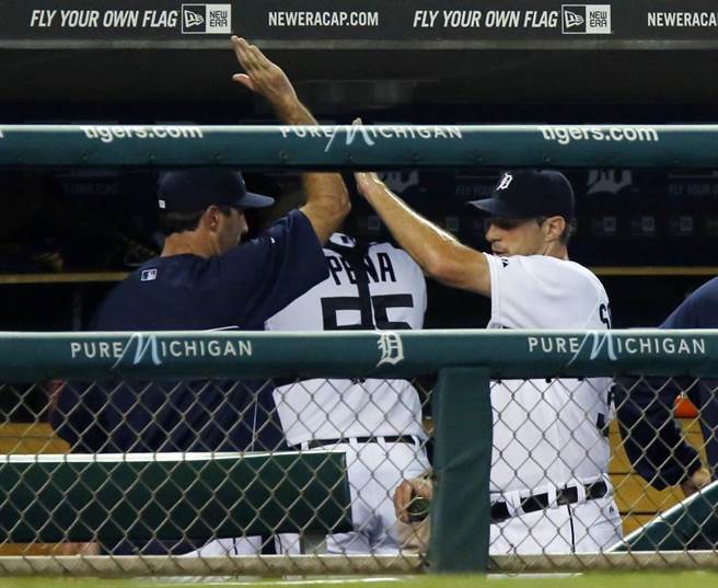 2013年老虎队的休息区，韦蓝德(左)与薛尔瑟击掌。（美联社资料照）