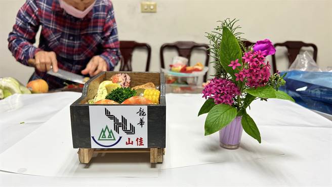 新北市树林区山佳火车站已有120年歷史，为了进一步推广山佳火车站，山佳社区发展协会近期与龙华科技大学观光休閒系合作，推出「山佳煤斗车便当」，期盼运用红麴等在地食材，打造出传统日式便当。（山佳社区发展协会提供）