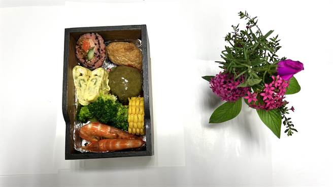 新北市树林区山佳火车站已有120年歷史，为了进一步推广山佳火车站，山佳社区发展协会近期与龙华科技大学观光休閒系合作，推出「山佳煤斗车便当」，期盼运用红麴等在地食材，打造出传统日式便当。（山佳社区发展协会提供）