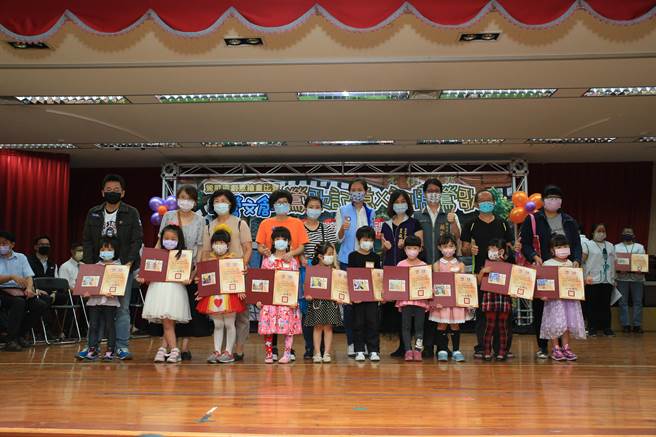 新北市鶯歌區公所近期舉辦創意繪畫比賽，今年收到近千件參賽作品，參賽民眾年齡從6歲到80多歳不等，而畫作內容也描繪出跨世代的記憶，展現不同時代的鶯歌風貌。（鶯歌區公所提供）