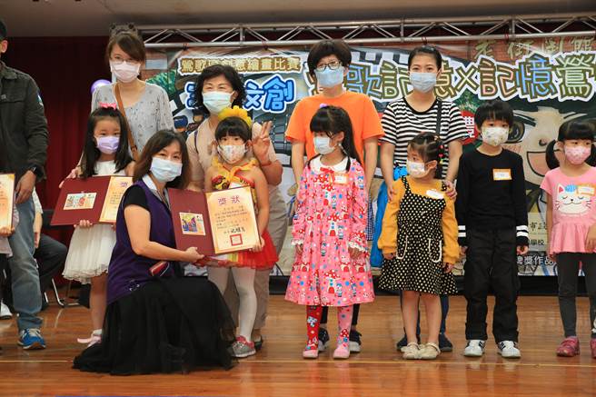 新北市鶯歌區公所近期舉辦創意繪畫比賽，今年收到近千件參賽作品，參賽民眾年齡從6歲到80多歳不等，而畫作內容也描繪出跨世代的記憶，展現不同時代的鶯歌風貌。（鶯歌區公所提供）